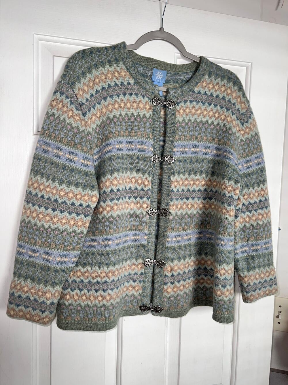 Frost 100% Lambs Wool cardigan sweater with metal fashion clasps - size XL